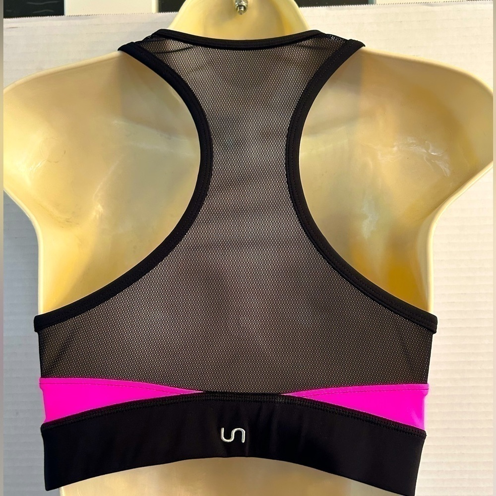 Urban Savage blocked sports bra with mesh paneling med to high support Sz S. Q20